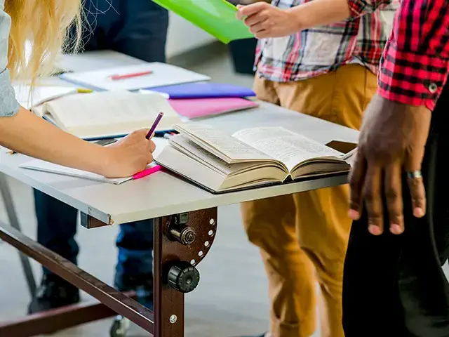 لماذا يعتبر موقع رواد التعليم الخيار الأمثل لتعليم الطلاب بمختلف الأنظمة التعليمية ؟​